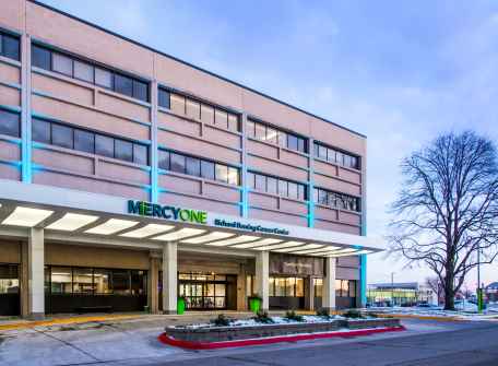 Exterior entrance of MercyOne Richard Deming Cancer Center in Des Moines.