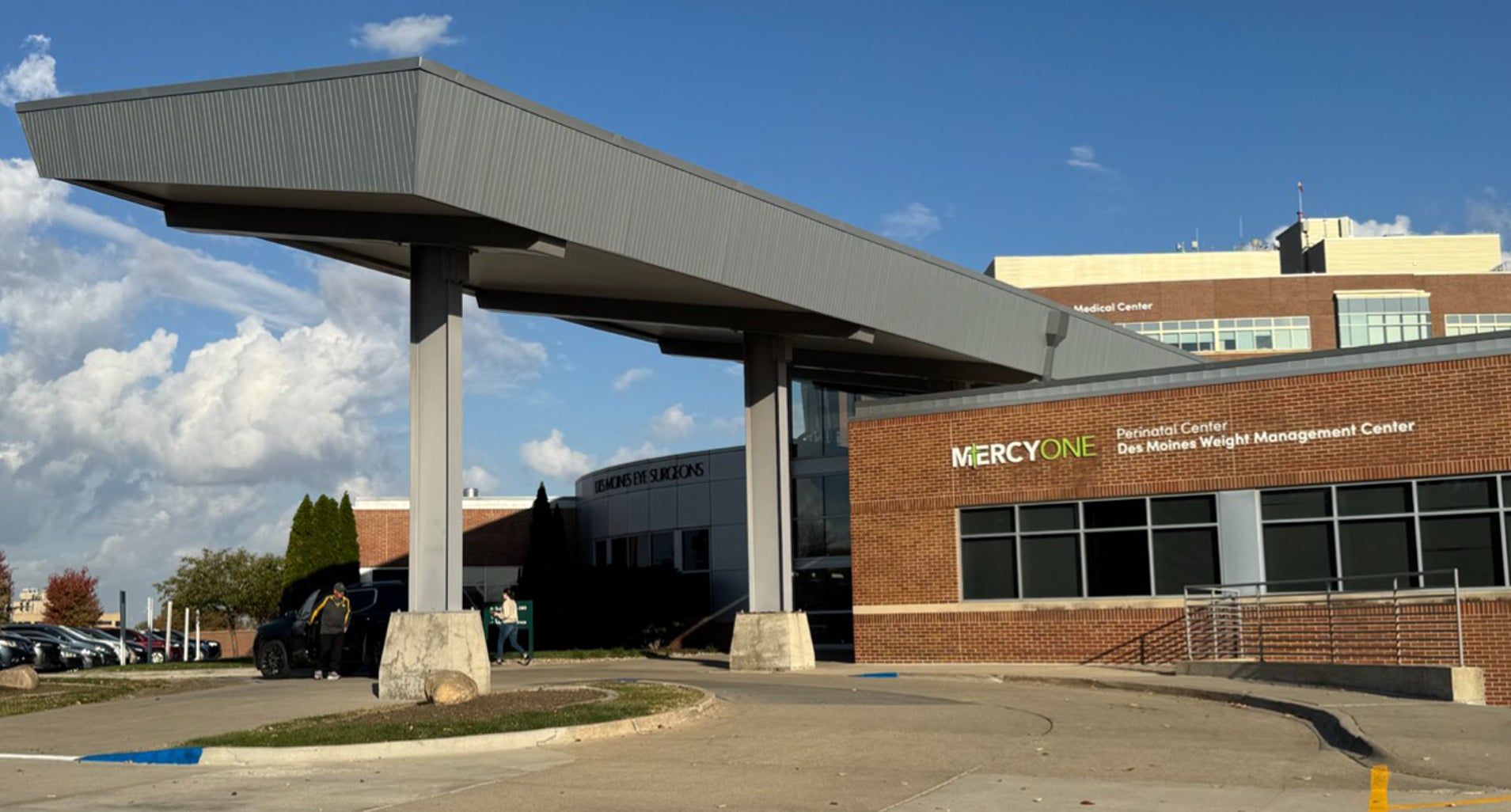 MercyOne Des Moines Weight Management Center exterior with covered drop-off.
