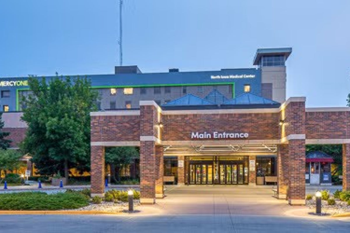 Front entrance of MercyOne North Iowa Imaging in Mason City.