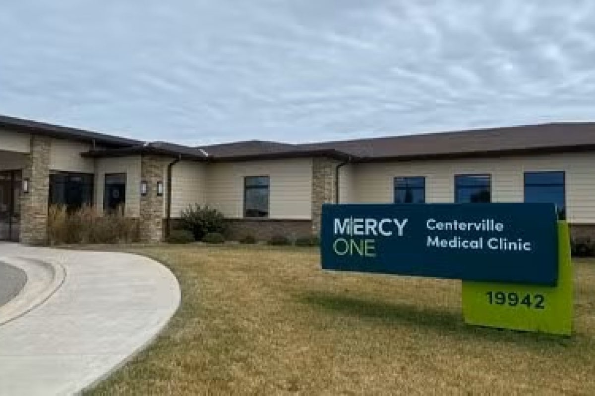 MercyOne Centerville Medical Clinic building with a sign by the driveway.